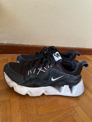 Nike sneakers black like new, athletic