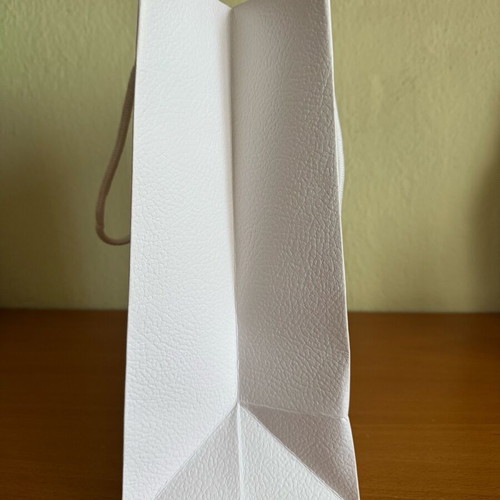 Dior white bag like new made of thick paper
