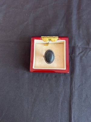 Silver 925 vintage ring with black stone like new
