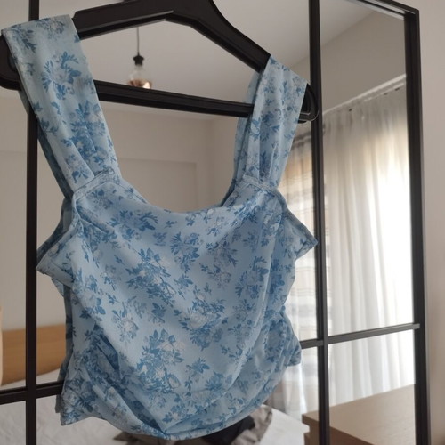 Crop top floral elastic, like new, fits small medium