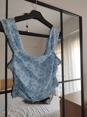 Crop top floral elastic, like new, fits small medium