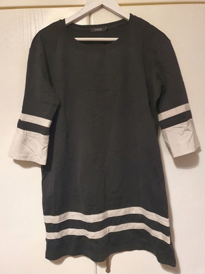 Short-sleeve dress black and white like new