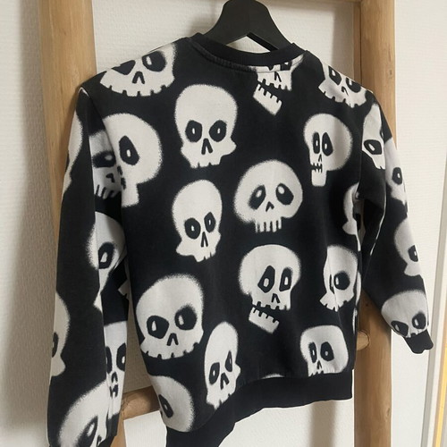 H&M boy sweater size 122/128 black and white