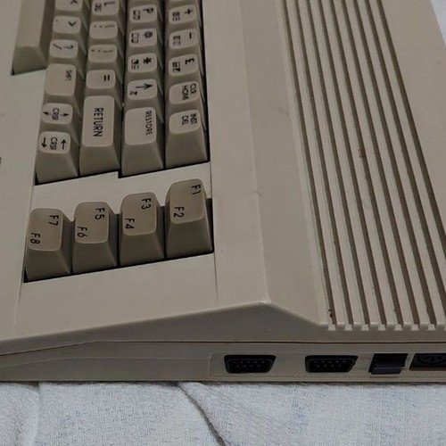 Commodore 64C with 1541-II Disk Drive like new, complete set