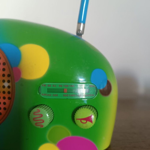 Vintage portable Pop Art AM/FM radio like new