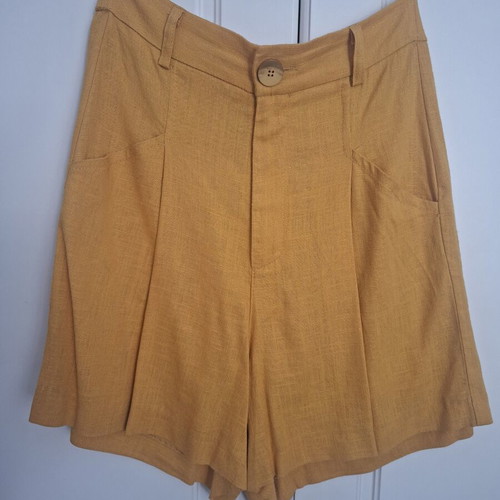 Mustard shorts with pockets like new