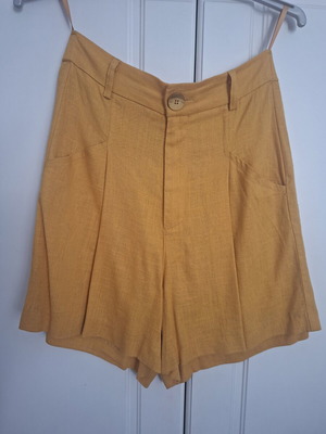 Mustard shorts with pockets like new