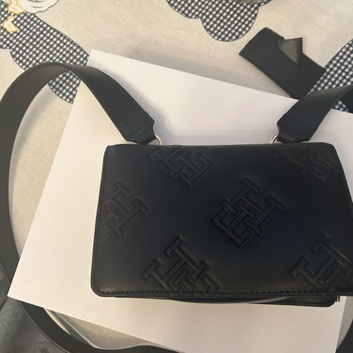 Tommy Hilfiger crossbody bag like new, adjustable strap, black