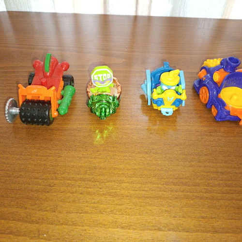 Super Zing races like new, detachable toys