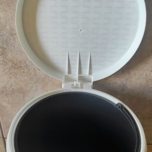 Bathroom pedal bin