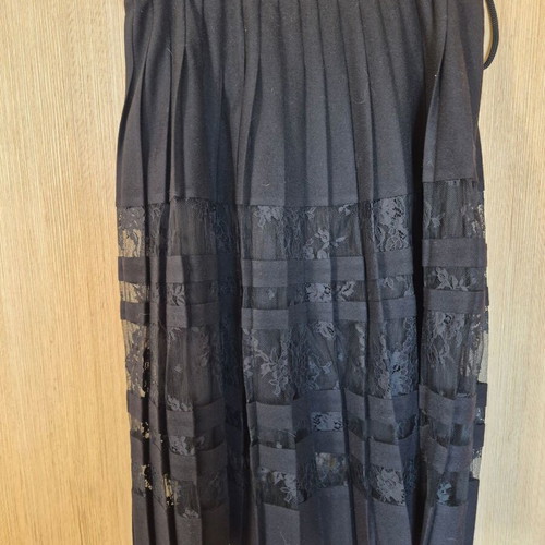 Elie Tahari black floral lace pleated skirt like new size 8