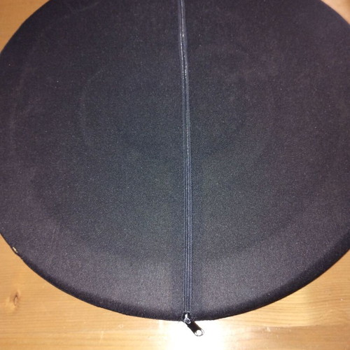 Anatomical seat cushion like new, round black with hole