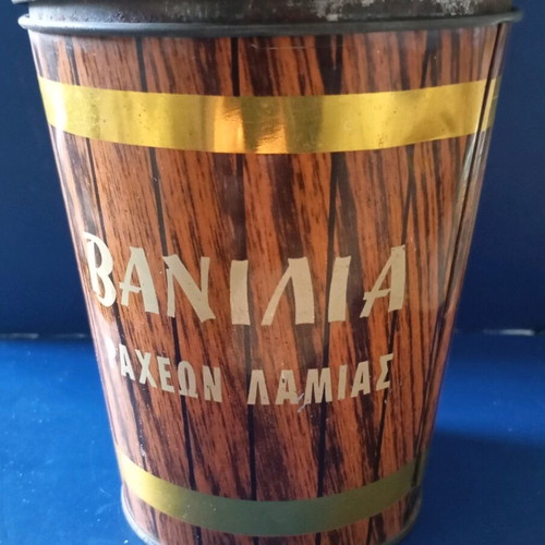 Metal tin used shaped like a bucket with vanilla from Raches Lamias