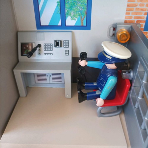 Playmobil police station in very good condition with 13 figures