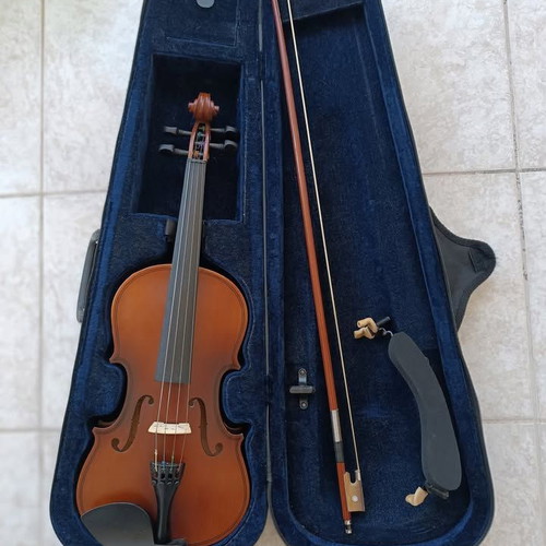 Student Violin 4/4 complete with bow, case, and rosin like new