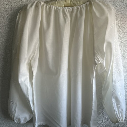Tunic white like new with beautiful front and sleeve design