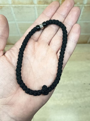 Woolen round 50-knot komboskini custom made, black