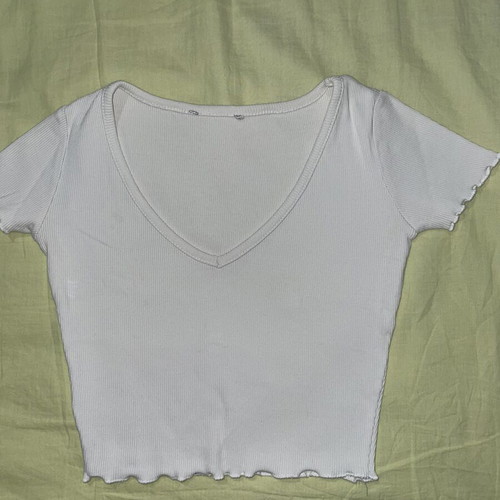 Pull & Bear white cropped ribbed short sleeve top with V neck like new XS/S