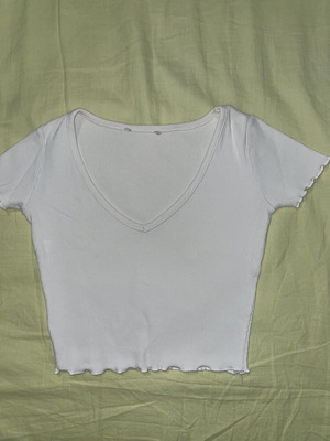 Pull & Bear white cropped ribbed short sleeve top with V neck like new XS/S