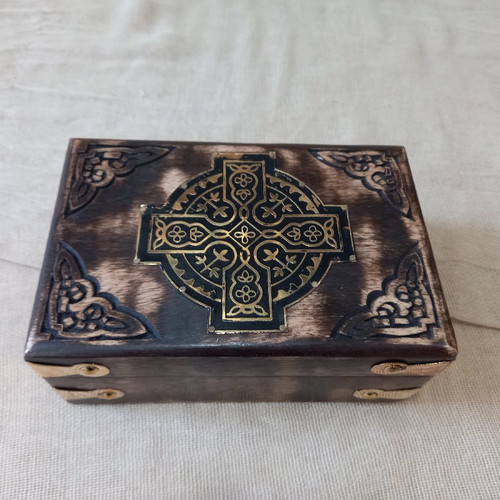 Wooden carved box new with brass details 15×10×6cm