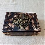  Ξύλινο σκαλιστό κουτί με μπρούτζινες λεπτομέρειες 15×10×6εκ