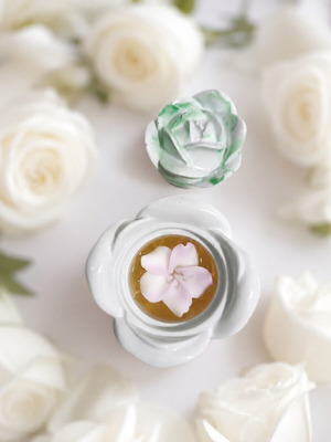 Handmade aromatic candle with soy wax and reusable porcelain container