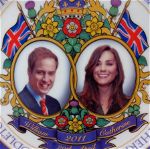 Συλλεκτικό αναμνηστικό πορσελάνινο πιάτο από τον γάμο του  Πρίγκιπα Ουίλιαμ της Ουαλίας με την Κέιτ Μίντλετον στις 29 Απριλίου 2011 .