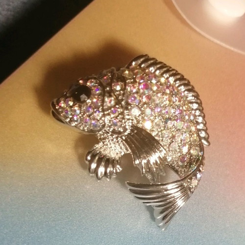Fish brooch with iridescent strass new