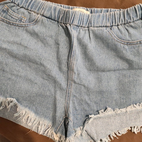 Shorts used with frayed edges and elastic waist, size medium