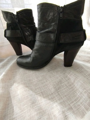 Khrio black leather ankle boots size 38 like new