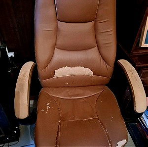 Διευθυντική καρέκλα γραφείου με φθαρμένο το ύφασμα