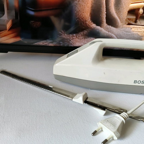 Bosch electric knife used with two blades and case