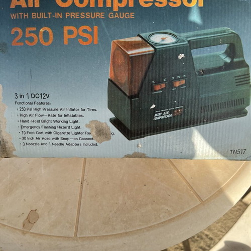 Portable air compressor 12V 250 PSI with work and emergency lights