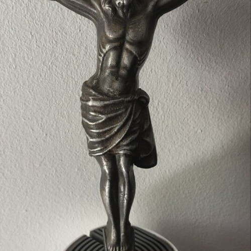 Metal crucifix statue like new