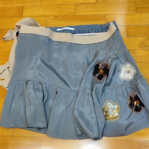 Skirt combining denim and satin fabric with floral details, like new