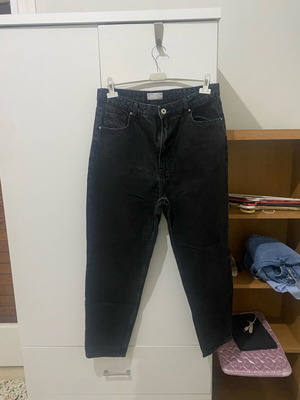 Μαύρο mom fit τζιν Bershka σαν καινούργιο, μέγεθος XL