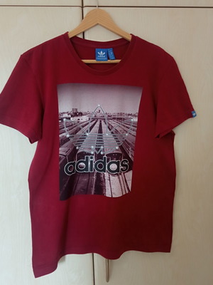 Adidas Originals T-shirt μπορντώ με λογότυπο Βερολίνο, σαν καινούργιο, μέγεθος S