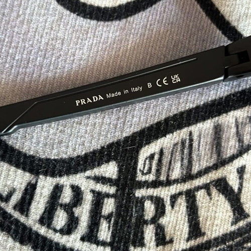 Prada sunglasses very good condition, black