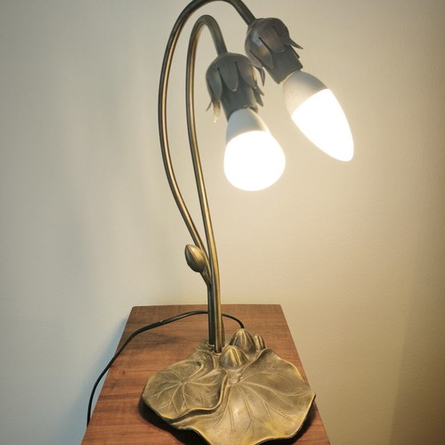Metal table lamp with two bulb holders