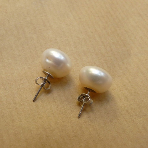 Silver 925 stud earrings with 11.5 mm pearls new, white