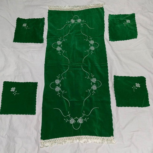 Vintage set of 5 green velvet table linens like new, runner and 4 doilies with Sun design