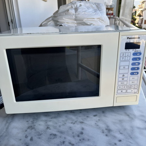 Panasonic microwave oven used with digital touch control and auto programs