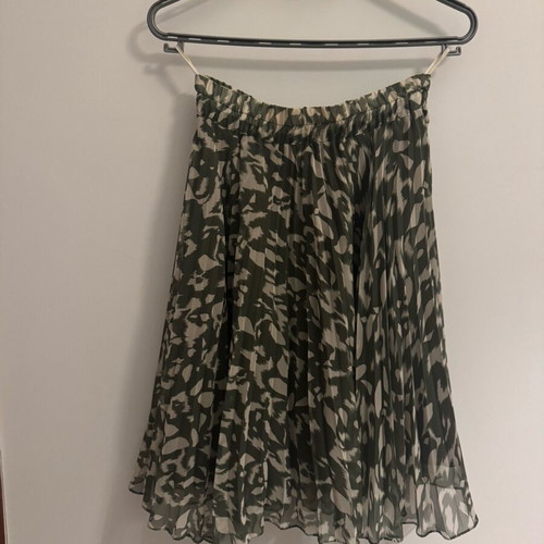 Pleated skirt used, knee-length, size M