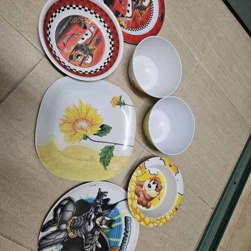 Plastic children's plates like new
