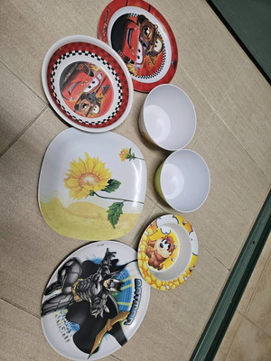 Plastic children's plates like new