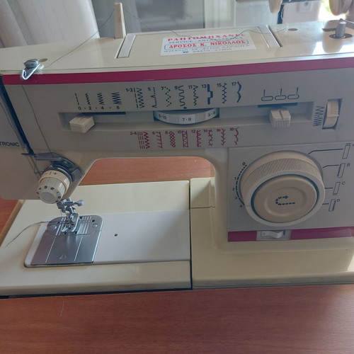 Singer 8618 sewing machine with cabinet