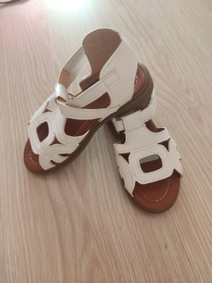 Girls' sandals like new, size 29, white