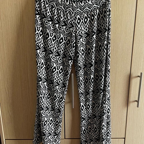 Women's pants like new, black and white, sizes S and M
