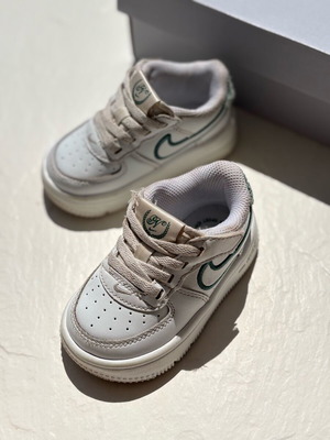 Nike Force 1 Low LV8 EasyOn σαν καινούργιο, άσπρα αθλητικά νούμερο 21