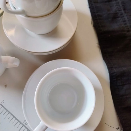 Set of 4 ceramic coffee cups with saucers